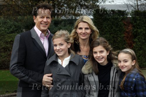 Kaatsheuvel 29 november 2009
Presentatie CD Sound of music in het efteling theater. jan Willem en Francis Bruggenwirth met dochters en een vriendinnetje
Peter Smulders bv