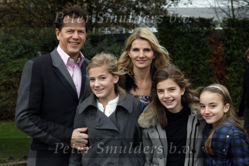 Kaatsheuvel 29 november 2009
Presentatie CD Sound of music in het efteling theater. jan Willem en Francis Bruggenwirth met dochters en een vriendinnetje
Peter Smulders bv