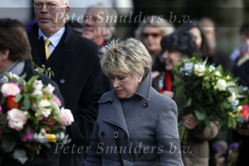 Amsterdam 8 december 2009
Begrafenis Ramses Shaffy op zorgvlied. Ramses vertrok met koets vanaf Carre. Daar waren Liesbeth List met man en dochter en Kitty Courbois. Jenny Arean
Peter Smulders bv