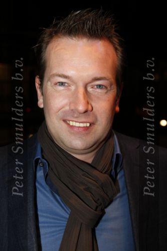 Gouda 7 december 2009
Premiere de gelukkige huisvrouw in schouwburg van Gouda. Jeroen Kijk in de vegte en Ruud de Wild
Peter Smulders bv