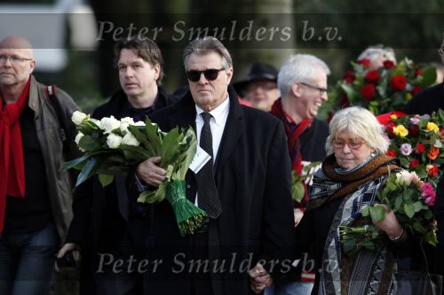 Amsterdam 8 december 2009
Begrafenis Ramses Shaffy op zorgvlied. Ramses vertrok met koets vanaf Carre. Daar waren Liesbeth List met man en dochter en Kitty Courbois. Jeroen en Herma Krabbe
Peter Smulders bv