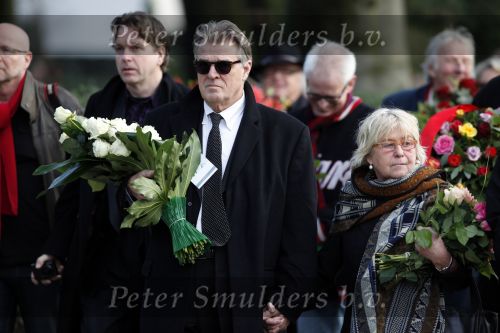 Amsterdam 8 december 2009
Begrafenis Ramses Shaffy op zorgvlied. Ramses vertrok met koets vanaf Carre. Daar waren Liesbeth List met man en dochter en Kitty Courbois. Jeroen en Herma Krabbe
Peter Smulders bv
