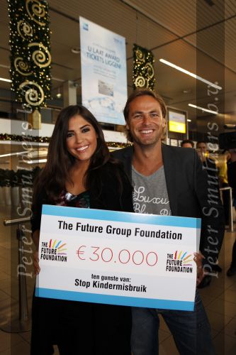 Schiphol 12 november 2009
John Ewbank overhandigt Yolanthe Cabau v Kasbergen cheque voor het goede doel op schiphol.
Peter Smulders bv