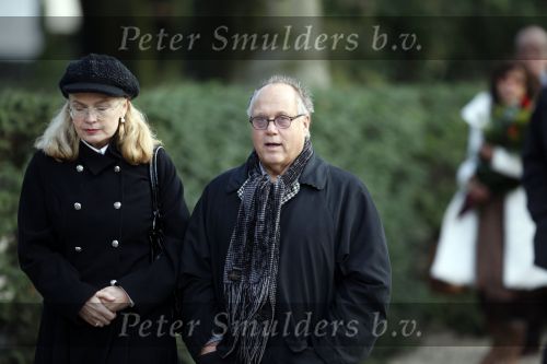 Amsterdam 8 december 2009
Begrafenis Ramses Shaffy op zorgvlied. Ramses vertrok met koets vanaf Carre. Daar waren Liesbeth List met man en dochter en Kitty Courbois. Joop Braakhekke
Peter Smulders bv