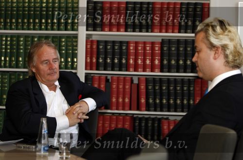 Den Haag 19 november 2009
Karel Hille intervieuwt Geert Wilders op het binnenhof.
Peter Smulders bv
