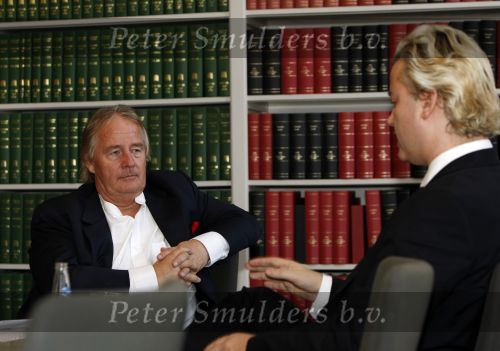 Den Haag 19 november 2009
Karel Hille intervieuwt Geert Wilders op het binnenhof.
Peter Smulders bv