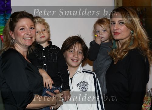 Den Haag, 14 November 2009
Verjaardagsfeestje tgv 2e verjaardag Livia Schoemachter, dochter van Claudia & Robert Schoemacher
Kim Barend ( dochter van Frits ) met haar zoontje
Foto Peter Smulders