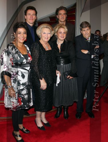 Leiden 13 november 2009
Koningin Beatrix bezoekt de premiere van afscheidsmonologen in de schouwburg van Leiden. met oa Noraly Beyer en Leopold Witte
Peter Smulders bv
