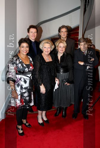 Leiden 13 november 2009
Koningin Beatrix bezoekt de premiere van afscheidsmonologen in de schouwburg van Leiden. met oa Noraly Beyer en Leopold Witte
Peter Smulders bv