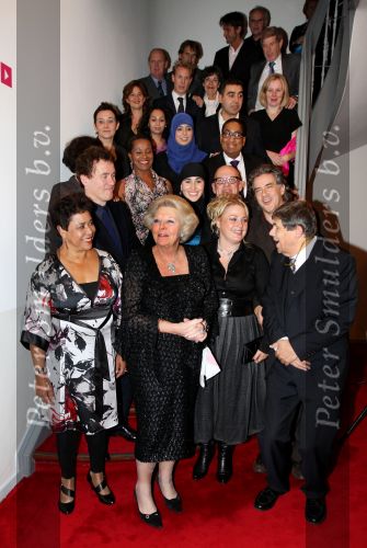 Leiden 13 november 2009
Koningin Beatrix bezoekt de premiere van afscheidsmonologen in de schouwburg van Leiden. met oa Noraly Beyer en Leopold Witte
Peter Smulders bv