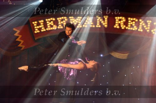 Helmond, 11 November 2009
Kestrscircus Renz met diverse BN-ers in aktie
Leontine Borsato samen met Leco v Zadelhoff
Foto Peter Smulders