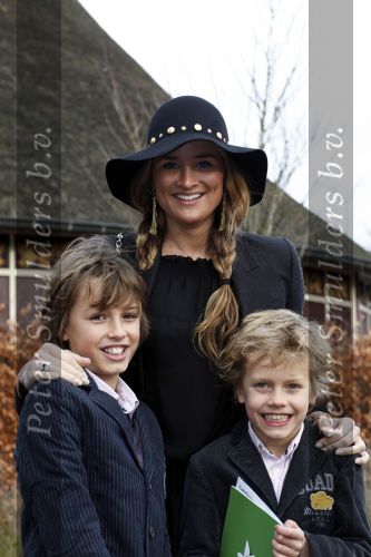 Kaatsheuvel 29 november 2009
Presentatie CD Sound of music in het efteling theater. Lieke v Lexmopnd met buur jongetjes Max en Tim
Peter Smulders bv
