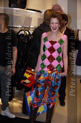 Amsterdam 28 november 2009
Bn ers lopen modeshow en verkopen art bags voor het aids fonds in de bijenhkorf. Lola Brood
Peter Smulders bv