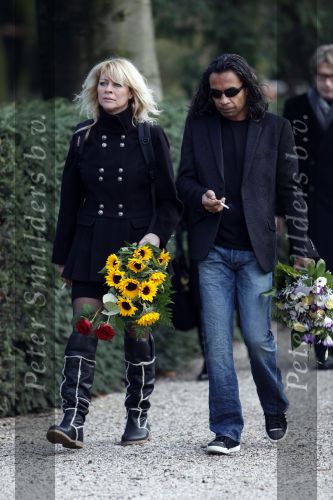 Amsterdam 8 december 2009
Begrafenis Ramses Shaffy op zorgvlied. Ramses vertrok met koets vanaf Carre. Daar waren Liesbeth List met man en dochter en Kitty Courbois. manuela Kemp
Peter Smulders bv