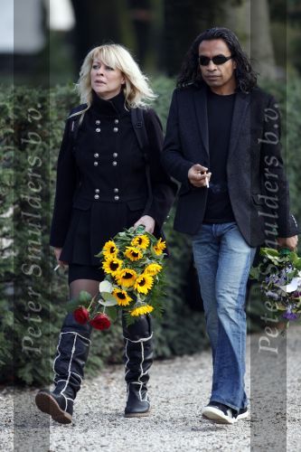 Amsterdam 8 december 2009
Begrafenis Ramses Shaffy op zorgvlied. Ramses vertrok met koets vanaf Carre. Daar waren Liesbeth List met man en dochter en Kitty Courbois. manuela Kemp
Peter Smulders bv