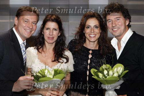 Gouda 7 december 2009
Premiere de gelukkige huisvrouw in het theater van Gouda.
De acteurs zijn Isa Hoes Marc Klein Essink Ruben Lursen Anne Lamsvelt en Marie Louise Stheins. Albert Verlinde met Heleen v Royen
Peter Smulders bv