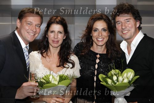Gouda 7 december 2009
Premiere de gelukkige huisvrouw in het theater van Gouda.
De acteurs zijn Isa Hoes Marc Klein Essink Ruben Lursen Anne Lamsvelt en Marie Louise Stheins. Albert Verlinde met Heleen v Royen
Peter Smulders bv