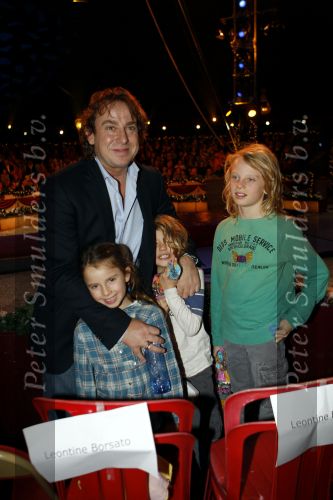 Helmond, 11 November 2009
Kerstcircus Herman renz met optreden BN-ers.
Marco Borsato met zijn drie kinderen.
Foto Peter Smulders