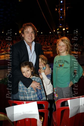 Helmond, 11 November 2009
Kerstcircus Herman renz met optreden BN-ers.
Marco Borsato met zijn drie kinderen.
Foto Peter Smulders