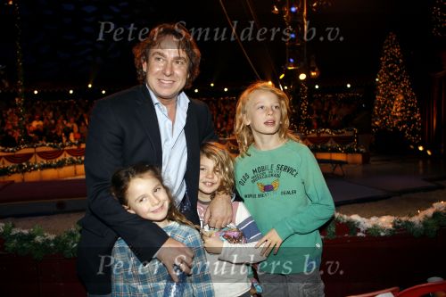 Helmond, 11 November 2009
Kerstcircus Herman renz met optreden BN-ers.
Marco Borsato met zijn drie kinderen.
Foto Peter Smulders