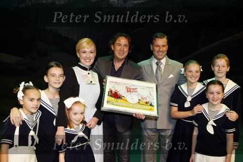 Kaatsheuvel 29 november 2009
Presentatie CD Sound of music in het efteling theater. Marco Borsato rijkt cd uit aan Wieneke Remmers en Rein Kolpa
Peter Smulders bv