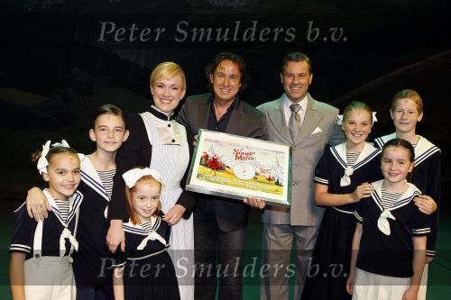 Kaatsheuvel 29 november 2009
Presentatie CD Sound of music in het efteling theater. Marco Borsato rijkt cd uit aan Wieneke Remmers en Rein Kolpa
Peter Smulders bv