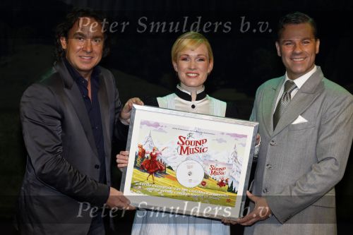 Kaatsheuvel 29 november 2009
Presentatie CD Sound of music in het efteling theater. Marco Borsato rijkt cd uit aan Wieneke Remmers en Rein Kolpa
Peter Smulders bv