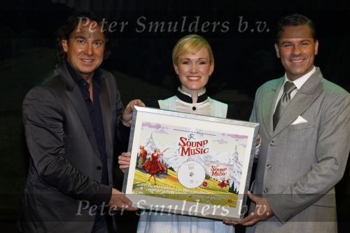 Kaatsheuvel 29 november 2009
Presentatie CD Sound of music in het efteling theater. Marco Borsato rijkt cd uit aan Wieneke Remmers en Rein Kolpa
Peter Smulders bv
