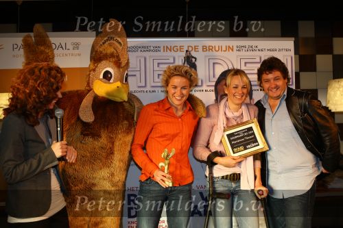 Arnhem, Papendal 8 December 2009
Presentatie 3e uitgave van het magazine HELDEN van Frits Barend en zijn dochter Barbara Barend
Daphne Koster samen met Frits, Barbara, Marianne Timmer en Rene Froger
Foto Peter Smulders