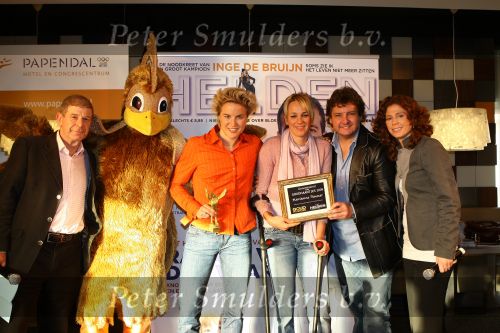 Arnhem, Papendal 8 December 2009
Presentatie 3e uitgave van het magazine HELDEN van Frits Barend en zijn dochter Barbara Barend
Daphne Koster samen met Frits, Barbara, Marianne Timmer en Rene Froger
Foto Peter Smulders