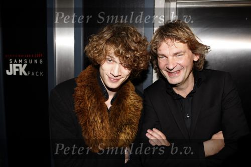 Amsterdam 21 november 2009
Gala van JFK waar de nederlander van het jaar gekozen wordt in de passenger terminal. Matthijs v Nieuwkerk met zoon
Peter Smulders bv