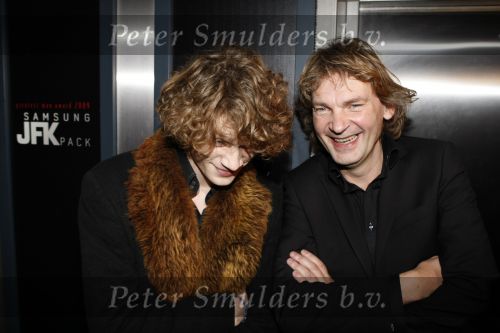 Amsterdam 21 november 2009
Gala van JFK waar de nederlander van het jaar gekozen wordt in de passenger terminal. Matthijs v Nieuwkerk met zoon
Peter Smulders bv