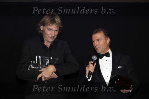 Amsterdam 21 november 2009
Gala van JFK waar de nederlander van het jaar gekozen wordt in de passenger terminal. Matthijs v Nieuwkerk met Hens Bagijn
Peter Smulders bv