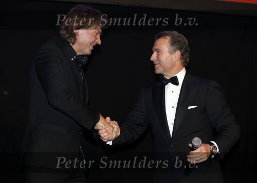 Amsterdam 21 november 2009
Gala van JFK waar de nederlander van het jaar gekozen wordt in de passenger terminal. Matthijs v Nieuwkerk met Hens Bagijn
Peter Smulders bv