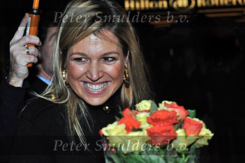 Rotterdam 3 december 2009
Prinses Maxima onder paraplu waar een sticker op zit met daarop koninklijke famile.
Peter Smulders bv