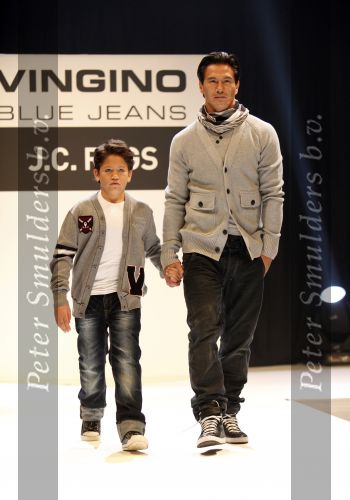 Amsterdam 9 november 2009
modeshow JC Rags en Vingino op  de beurs van Life after Football. Michael Mols met zoon
Peter Smulders bv