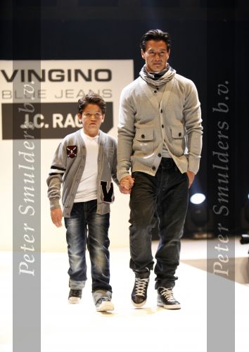 Amsterdam 9 november 2009
modeshow JC Rags en Vingino op  de beurs van Life after Football. Michael Mols met zoon
Peter Smulders bv