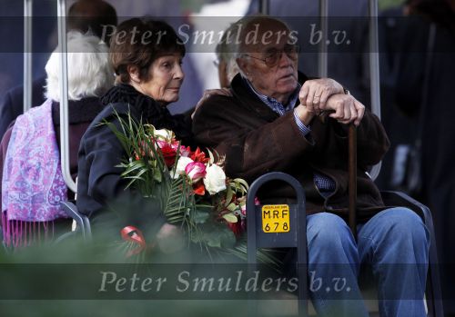 Amsterdam 8 december 2009
Begrafenis Ramses Shaffy op zorgvlied. Ramses vertrok met koets vanaf Carre. Daar waren Liesbeth List met man en dochter en Kitty Courbois. Mies Bouman met man Leen Timp
Peter Smulders bv