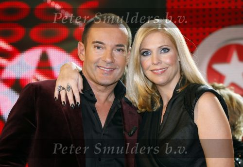 Hilversum 4 december 2009
Opnames live show popstars in studio 22. Nance Coolen met Buddha to Buddha armaband om en Gerard Joling
Peter Smulders bv