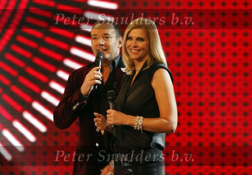 Hilversum 4 december 2009
Opnames live show popstars in studio 22. Nance Coolen met Buddha to Buddha armaband om en Gerard Joling
Peter Smulders bv