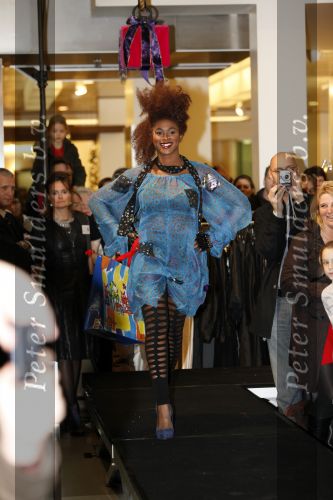Amsterdam 28 november 2009
Bn ers lopen modeshow en verkopen art bags voor het aids fonds in de bijenhkorf. Nathalie Makoma
Peter Smulders bv