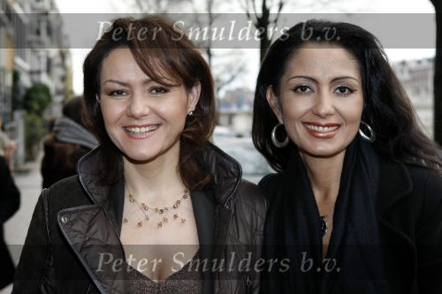 Amsterdam 6 december 2009
Premiere prins Claus in Carre. Koningin Beatrix Prins Constantijn en Prinses Laurentien zijn daarbij aanwezig. Nebahat albayrak met zus
Peter Smulders bv