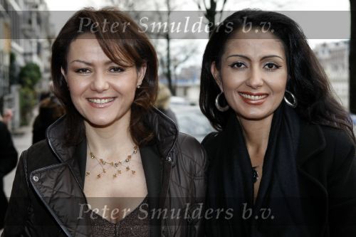Amsterdam 6 december 2009
Premiere prins Claus in Carre. Koningin Beatrix Prins Constantijn en Prinses Laurentien zijn daarbij aanwezig. Nebahat albayrak met zus
Peter Smulders bv