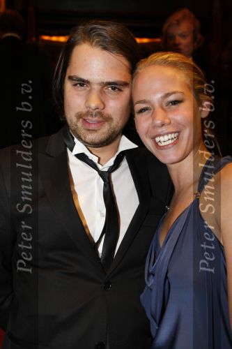 Amsterdam 16 november 2009
Premiere komt een vrouw bij de dochter in Tuschinski. Nicolette Kluijver met vriend
Peter Smulders bv