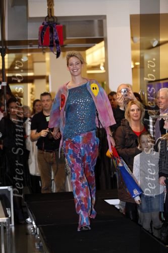 Amsterdam 28 november 2009
Bn ers lopen modeshow en verkopen art bags voor het aids fonds in de bijenhkorf. Nicolette Kluijver
Peter Smulders bv