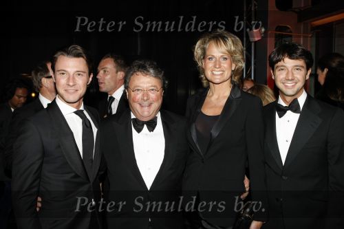 Amsterdam 21 november 2009
Gala van JFK waar de nederlander van het jaar gekozen wordt in de passenger terminal. Oger Lusink met vriendin en zoons Sander en Martijn
Peter Smulders bv