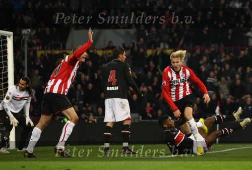 Eindhoven, 12 December 2009
Kompetitiewedstrijd PSV-AZ, eindstand 1-0 Seizoen 2009/2010
Ola Toivonen brengt 4 minuten voor tijd PSV op 1-0
Foto Junior Smulders