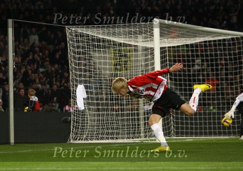 Eindhoven, 12 December 2009
Kompetitiewedstrijd PSV-AZ, eindstand 1-0 Seizoen 2009/2010
Ola Toivonen brengt 4 minuten voor tijd PSV op 1-0
Foto Junior Smulders
