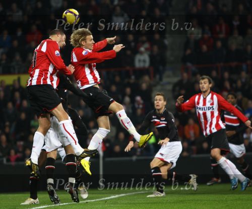 Eindhoven, 12 December 2009
Kompetitiewedstrijd PSV-AZ, eindstand 1-0 Seizoen 2009/2010
Ola Toivonen samen met Danny Koevermans
Foto Junior Smulders