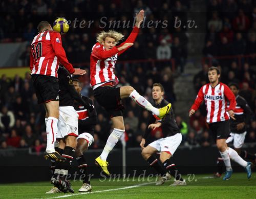 Eindhoven, 12 December 2009
Kompetitiewedstrijd PSV-AZ, eindstand 1-0 Seizoen 2009/2010
Ola Toivonen samen met Danny Koevermans
Foto Junior Smulders
